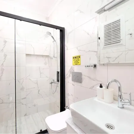 Roombnb Aparthotel 3*